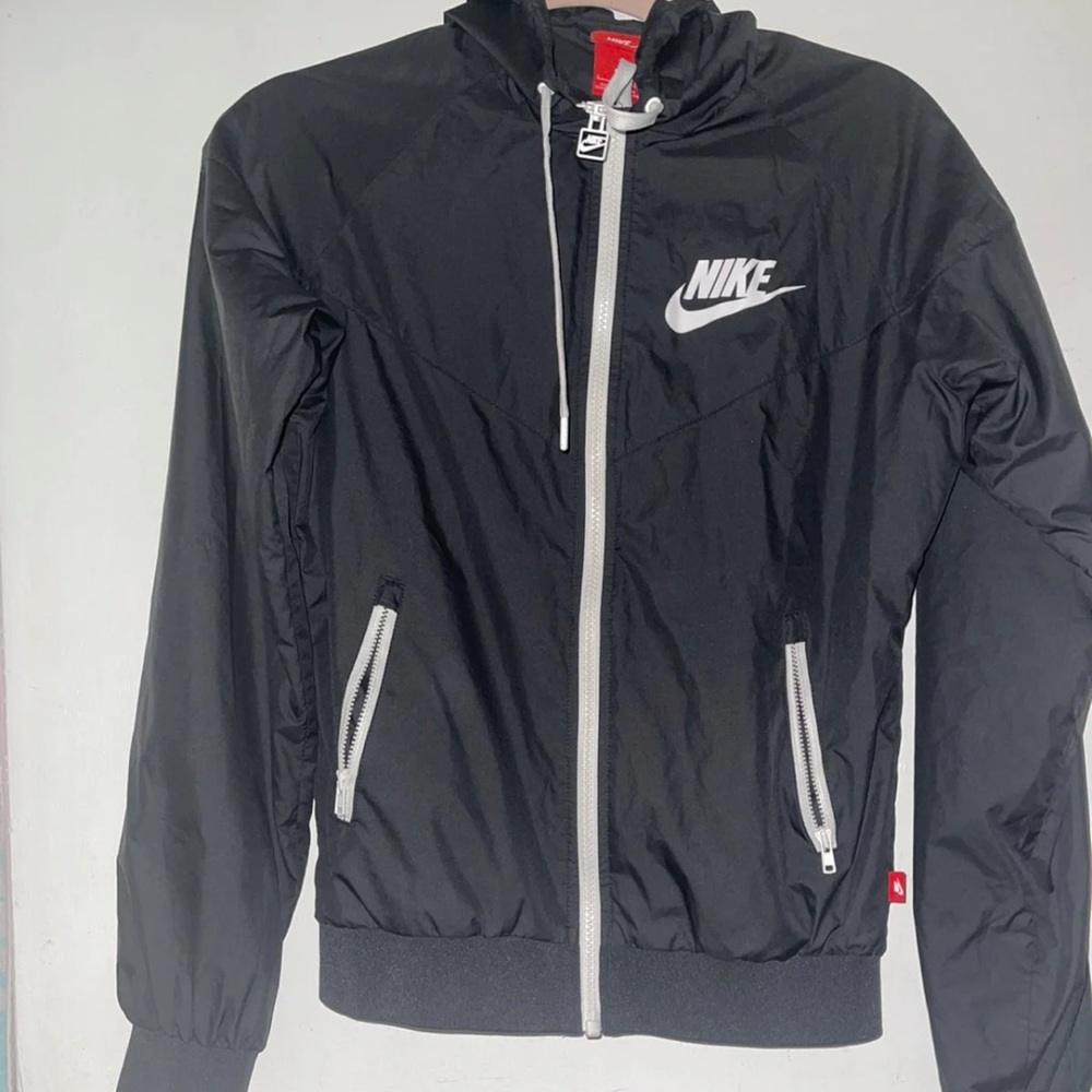 Nike woman’s windbreaker